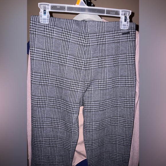 Tahari Black and Gray Plaid knitted Trousers with front Pleat - Picture 7 of 10